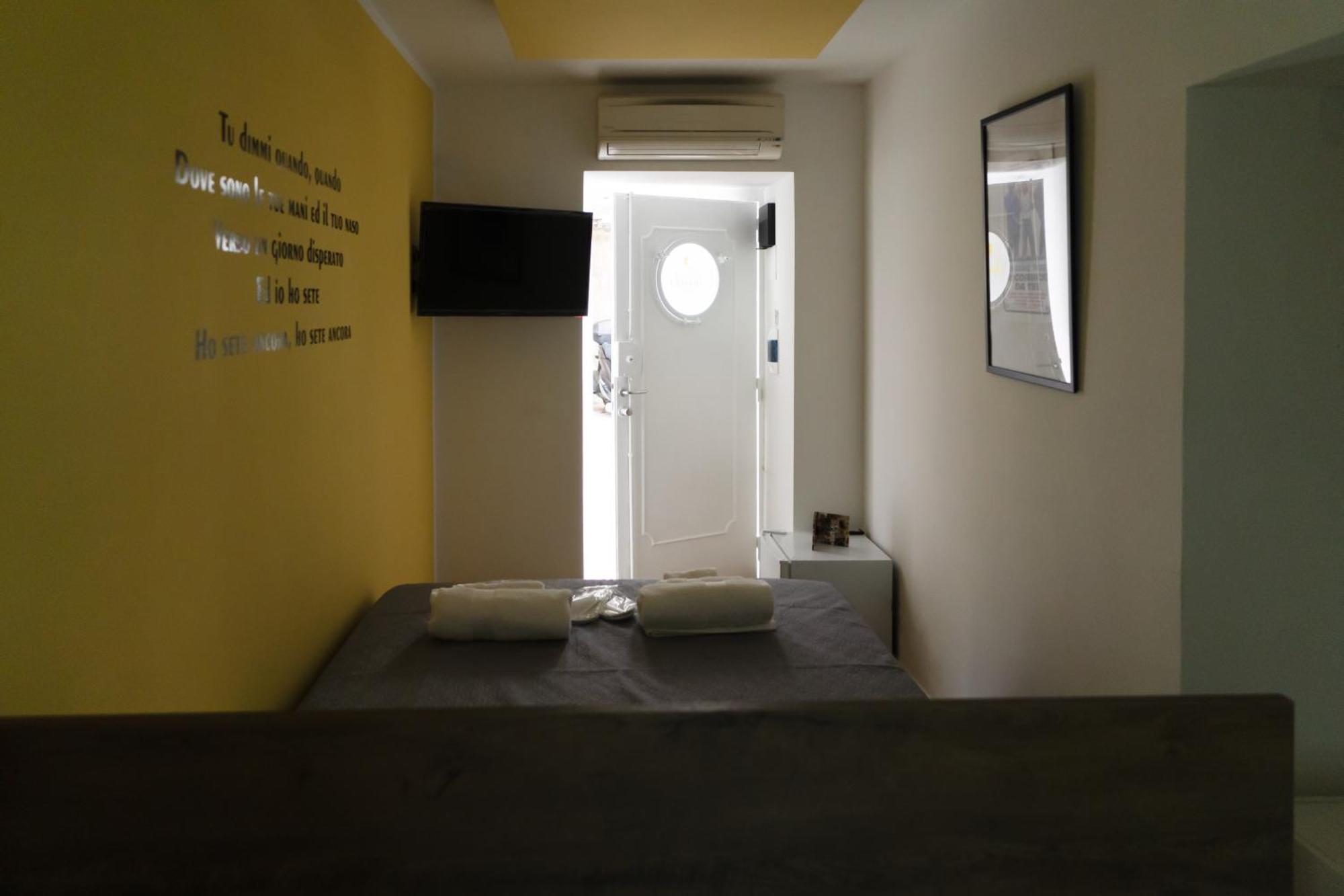 Yes I Know My Room - Mini Room Martiri Napoli Exterior foto